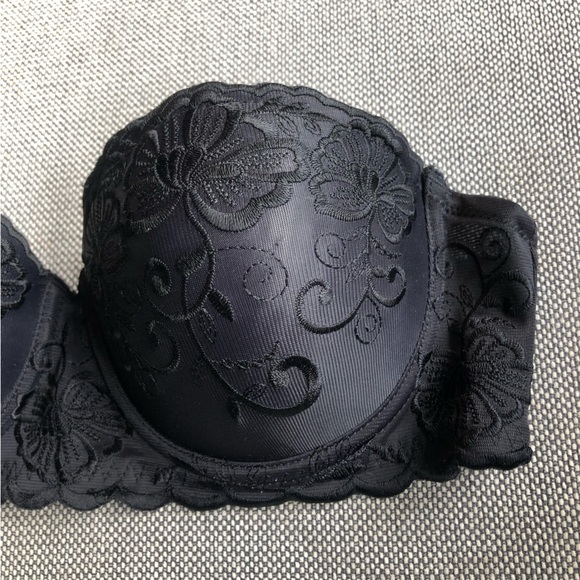 (261) Strapless Black Bra - Picture 2 of 8